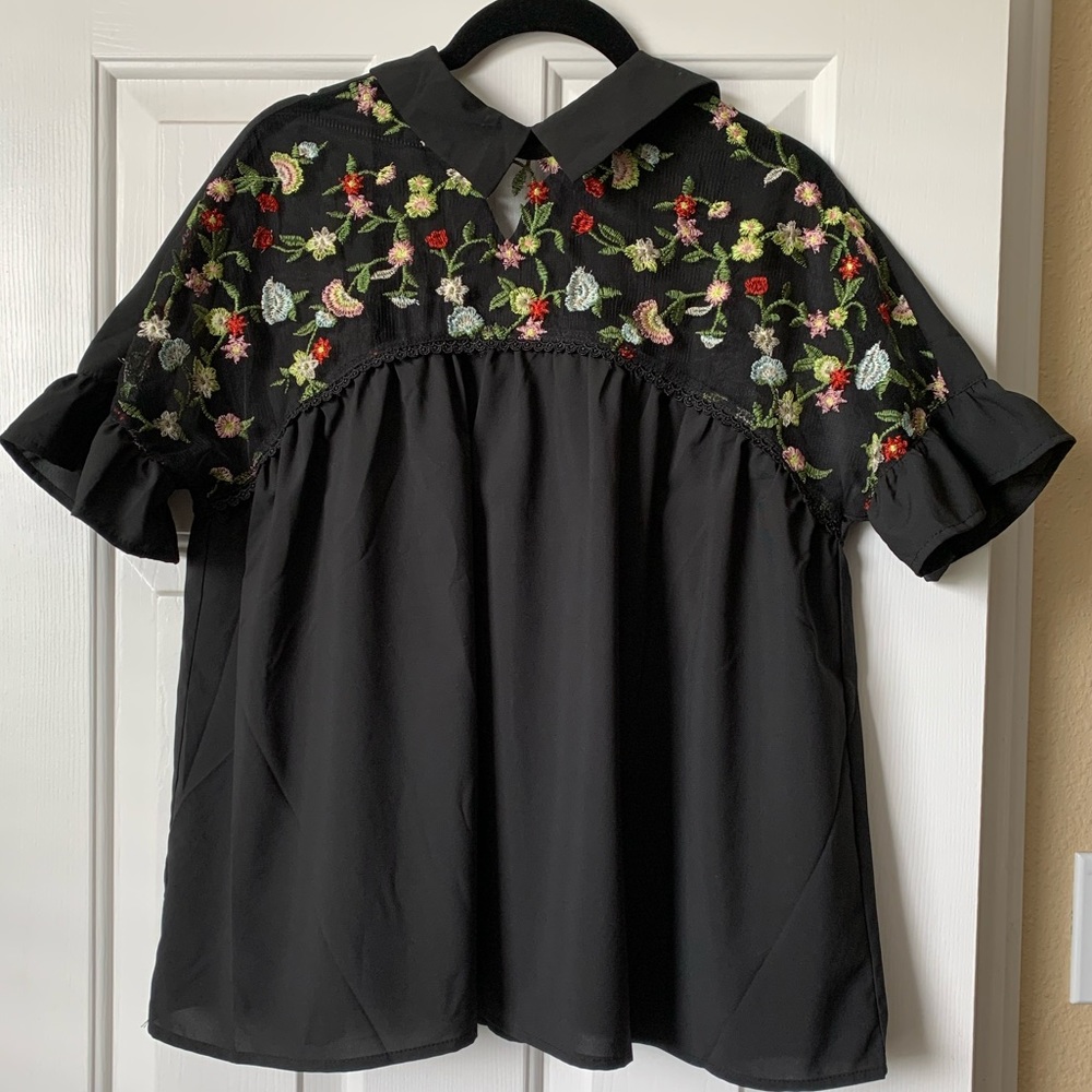Peter Pan neckline with embroidery